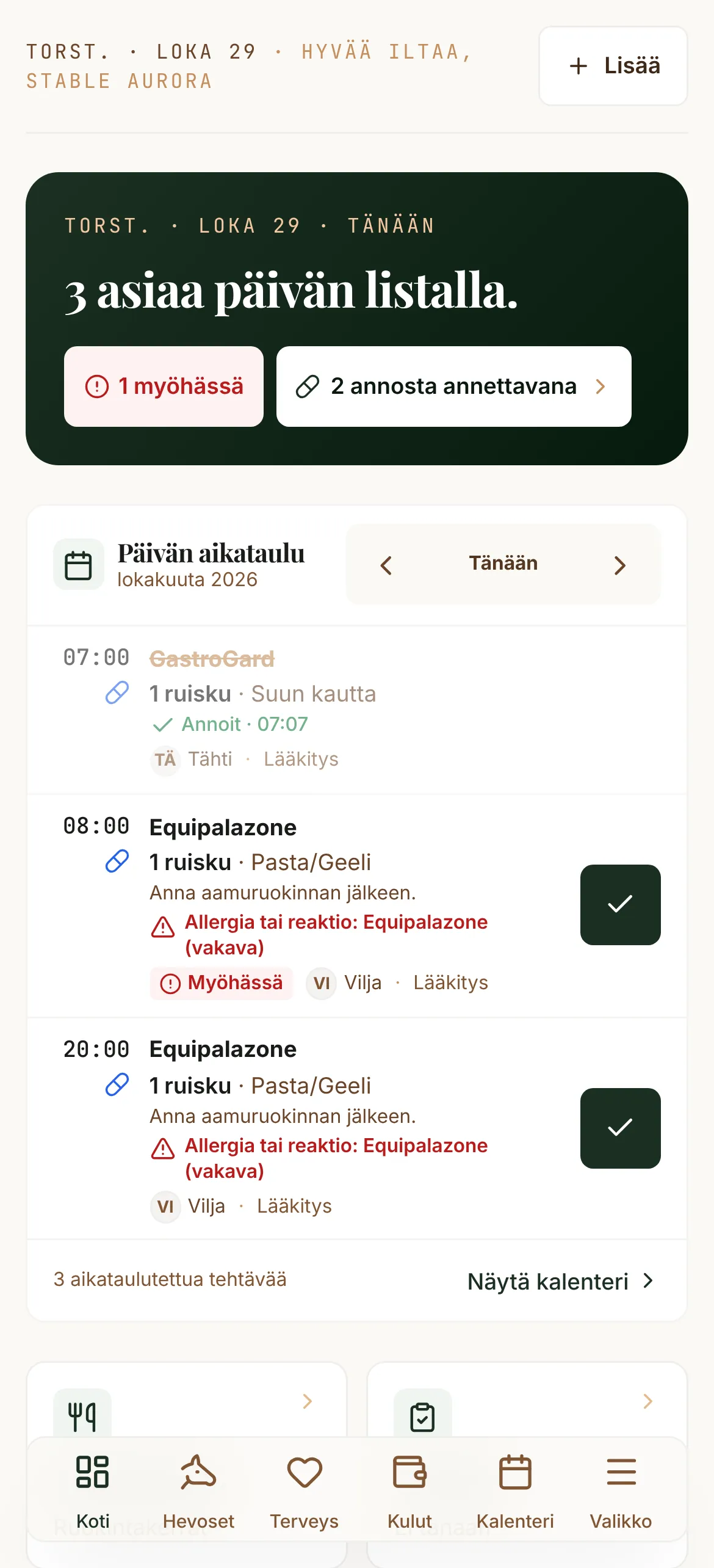 Uudistettu etusivu puhelimessa: tumma yläosa, jossa lukee 3 asiaa päivän listalla, 1 myöhässä ja 2 annosta annettavana, ja sen alla päivän annosaikataulu.