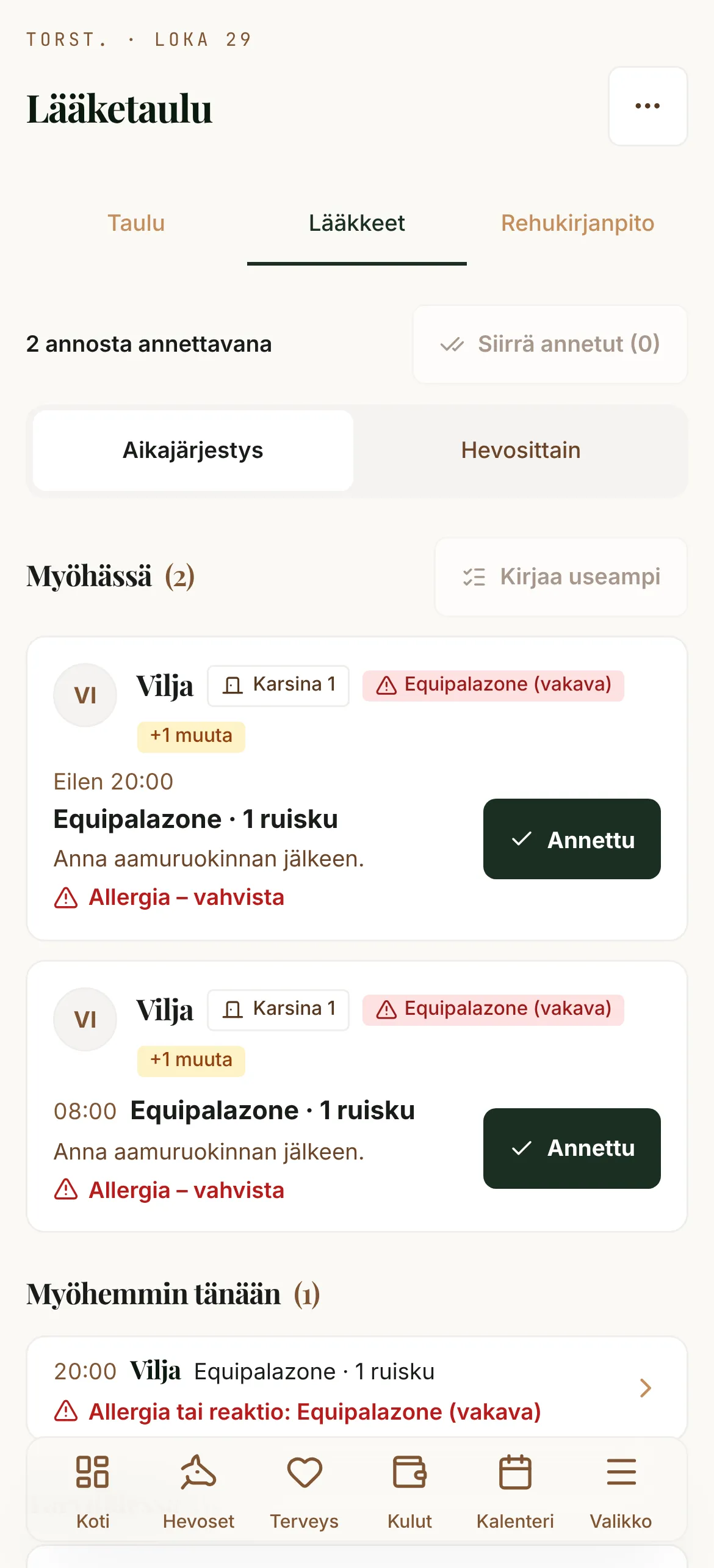 Lääketaulu puhelimessa: Viljan kaksi myöhässä olevaa Equipalazone-annosta, kummassakin Annettu-painike ja vahvistettava allergiavaroitus.